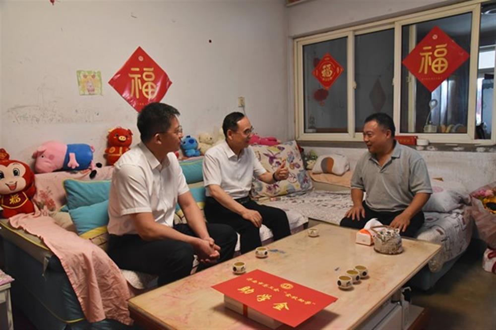 金秋助学,情暖人心 济南市总工会领导走访慰问集团 困难职工及子女